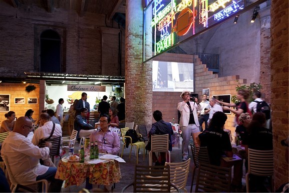 Common Ground: Kafeen på utstillingsområdet, Gran Horizonte, skulle være et symbol på det offentlige livet i Caracas og en plass for mennesker å møtes på biennalen. Foto: Justin McGuirk Common Ground: Kafeen på utstillingsområdet, Gran Horizonte, skulle være et symbol på det offentlige livet i Caracas og en plass for mennesker å møtes på biennalen. Foto: Justin McGuirk