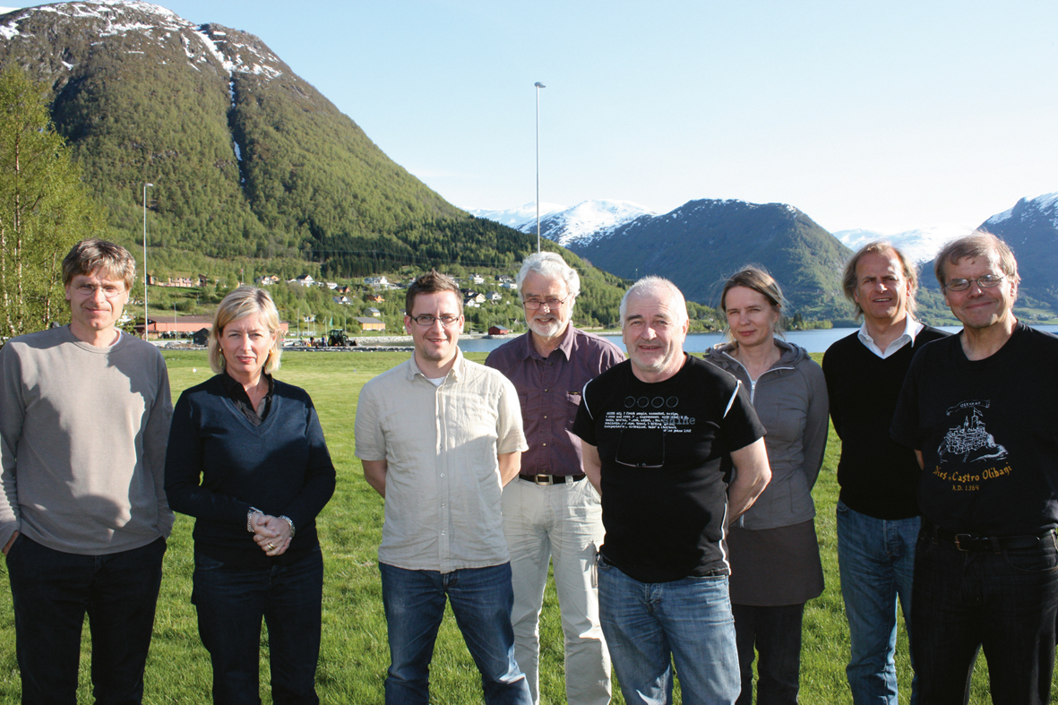 Medlemmer av SoFA sammen med president og adm.dir. i NAL samlet foran Skei hotell i Sogn og Fjordane. Fra venstre: Kolbjørn Nesje Nybø, Kjersti Nerseth, Kjetil Lønnebakke Tennebø, Rune Norvik, Torgeir Aaland, Heidi Kathrin Osland, Pål Stephensen og Arne Lerum. Foto: Grete Kristin Hennissen.