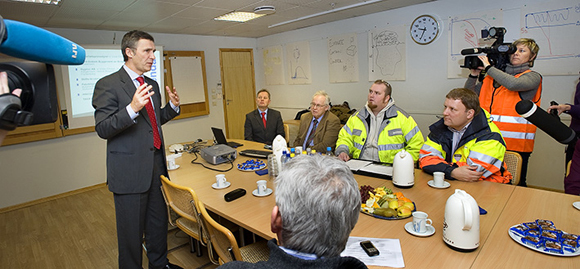 Statsministeren informerer om hvilke tiltak Regjeringen vil sette inn for å stimulere til økt aktivitet i byggenæringen. Foto: Kjell S. Stenmarch