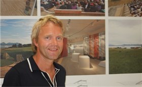 Niels Marius Askim foran presentasjonen av Gurisenteret av Askim og Lantto arkitekter. Foto: Grete Kristin Hennissen Niels Marius Askim foran presentasjonen av Gurisenteret av Askim og Lantto arkitekter. Foto: Grete Kristin Hennissen