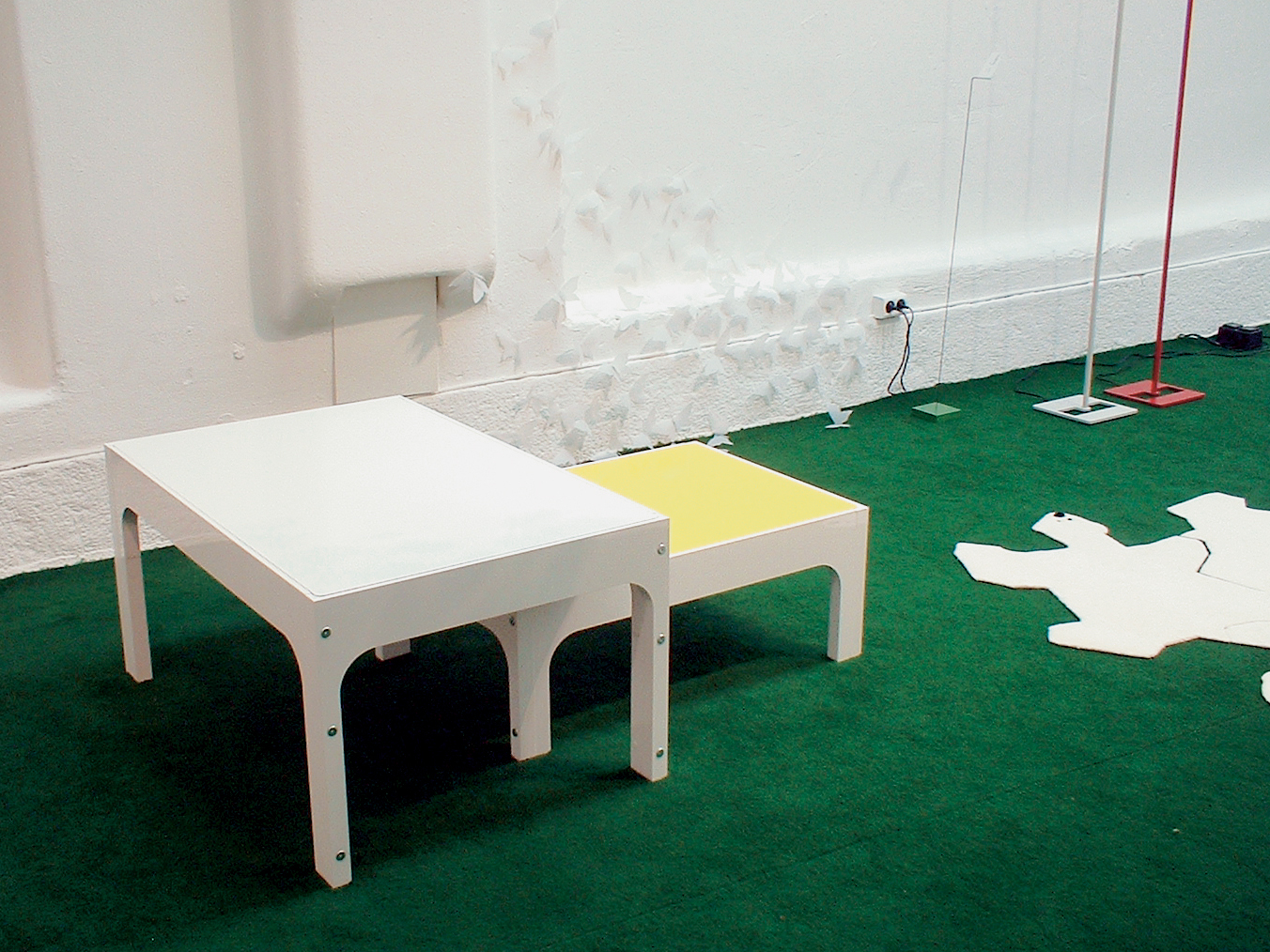 BABUSKA: Settebord med understell av tre og vendbar bordplate. Platen kan snus og har fargekombinasjon hvit/rød eller hvit/gul. Bordet er sammensatt med umbraco-skruer og kan derfor flatpakkes. 
Design: Permafrost/Andreas Murray, Eivind Halseth, Oskar Johansen og Tore Vinje Brustad.