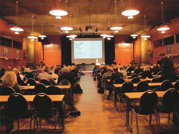 FutureBuilts årskonferanse ble arrangert i den fredede Samfunnssalen, tegnet av Ove Bang. FutureBuilts årskonferanse ble arrangert i den fredede Samfunnssalen, tegnet av Ove Bang.