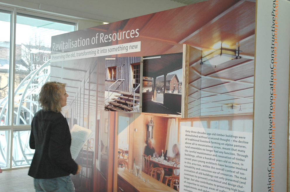 Arkitekt Marina Hämmerle har åpnet vinduet i én av modulene til Vorarlberg-utstillingen i Kunsthallen.