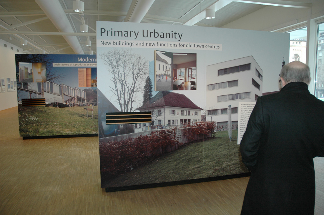 Vorarlberg-utstillingen i Kunsthallen er bygd opp av sju moduler hvor publikum kan titte i både vinduer og skuffer.