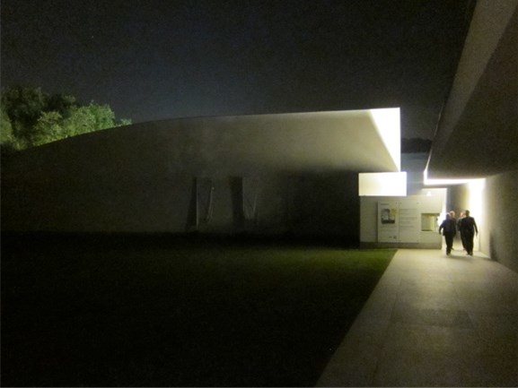 Serralves-museet, tegnet av Alvaro Siza, slik det ser ut når du forlater det en oktoberkveld. Foto: Mette Svensen
