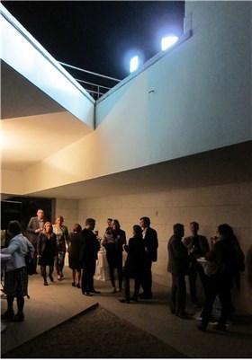 Inne spilles det taffelmusikk. Ute er det kanapeer og drikke til samtalen. Foto: Mette Svensen